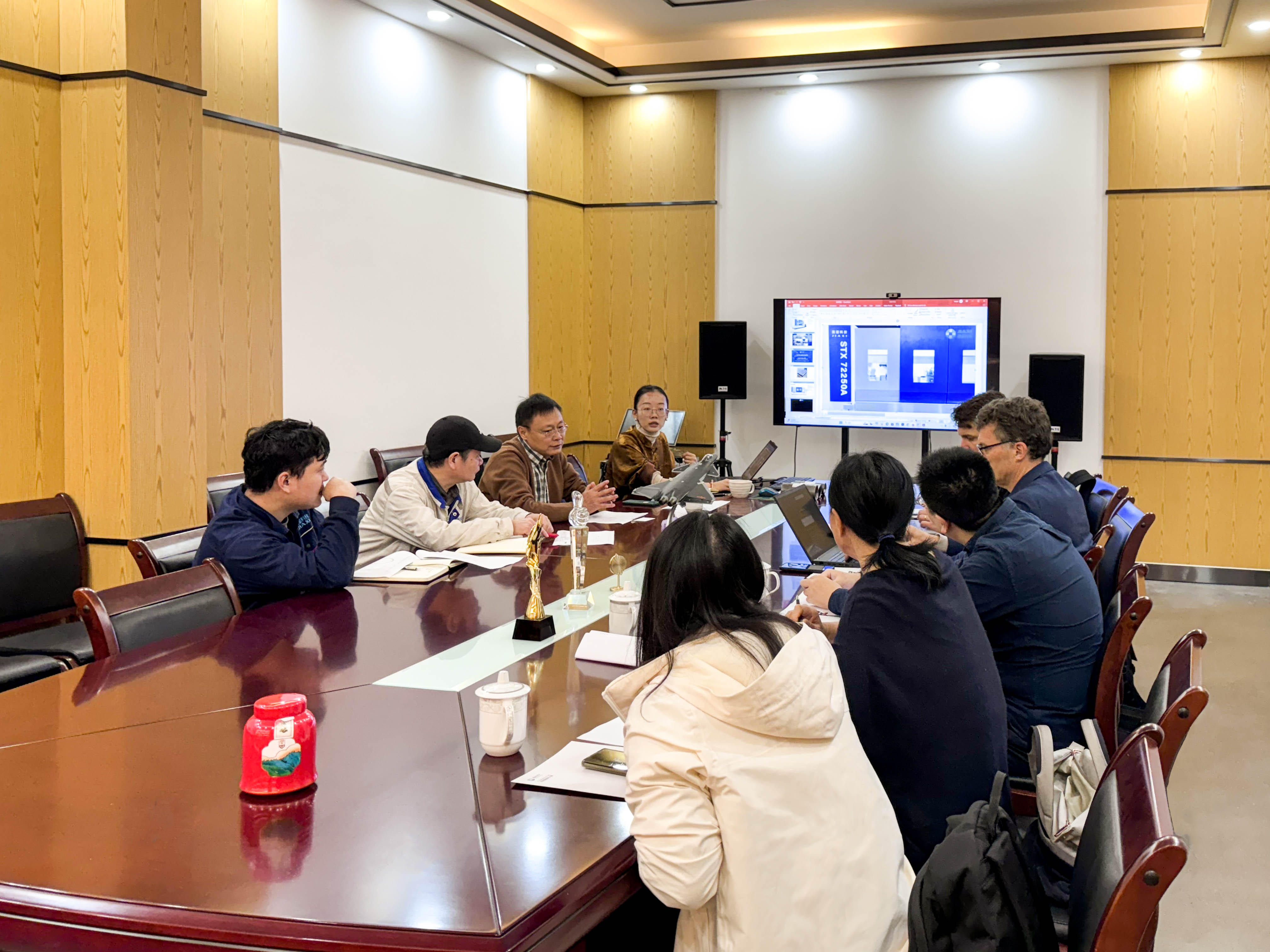 东欧客户亲临南京嘉玺，验收高端油缸活塞杆加工设备-双头数控车床